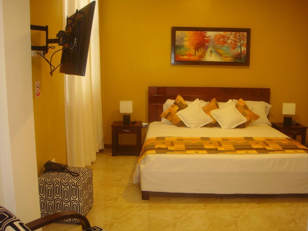 Hotel Europa Iquitos Esterno foto