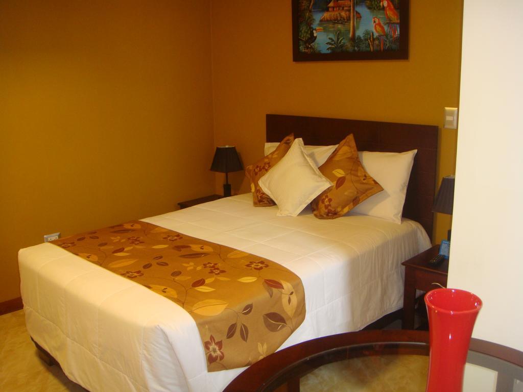 Hotel Europa Iquitos Esterno foto